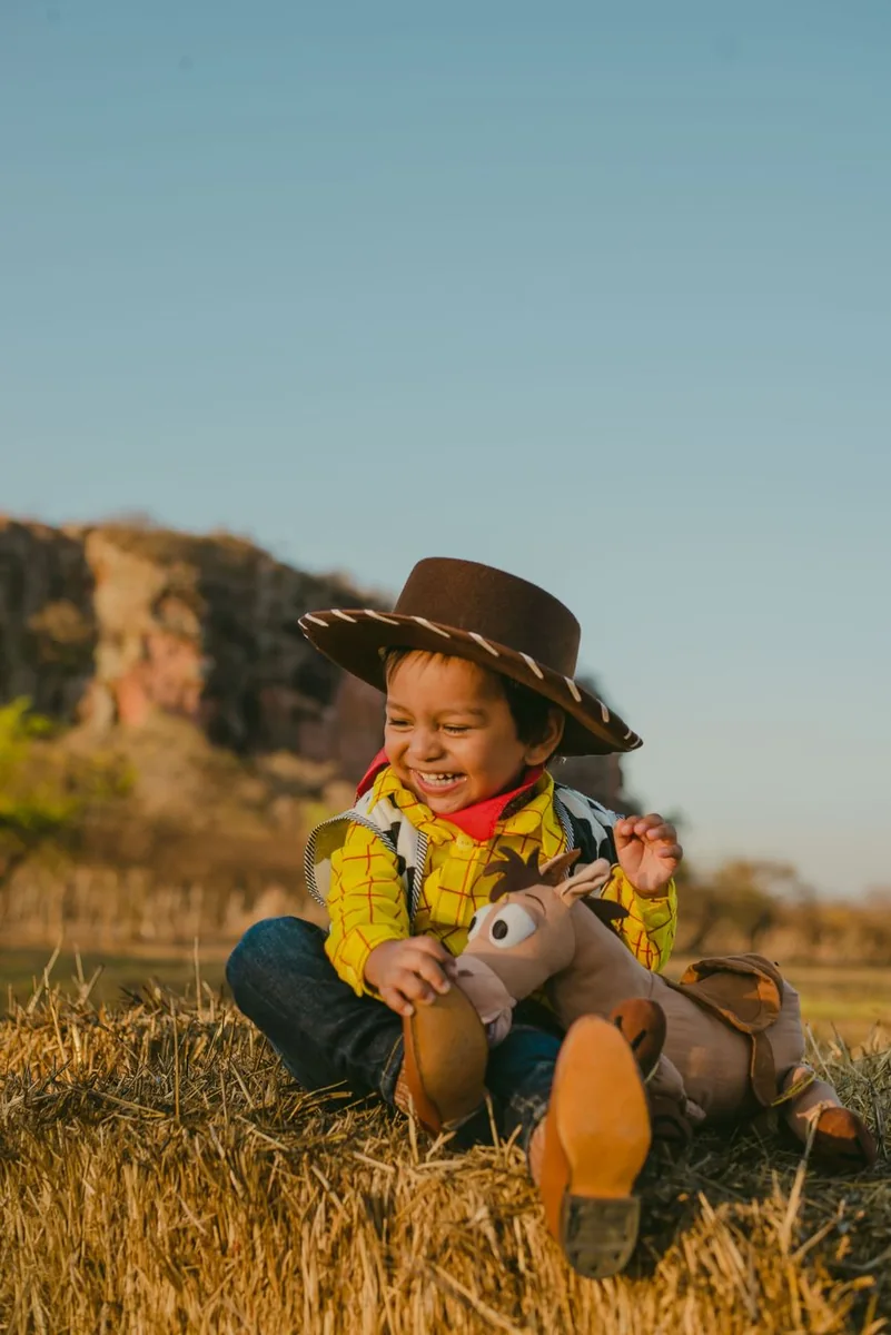 明亮的室内桌面上陈列着视频浏览与编排页面，用于说明麻花高清的频道导航场景